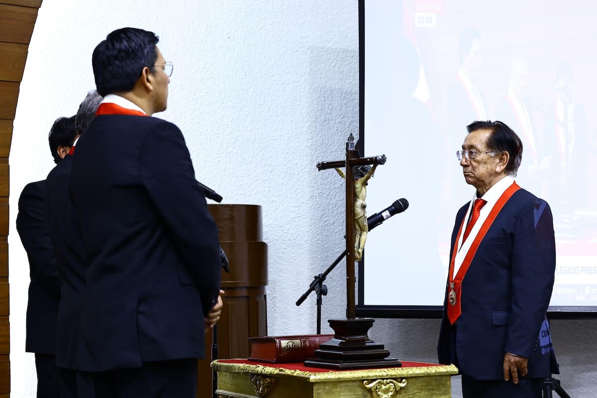 El octogenario izquierdista José María Balcázar es el nuevo presidente interino de Perú. // Foto: EFE/ Congreso de Perú.