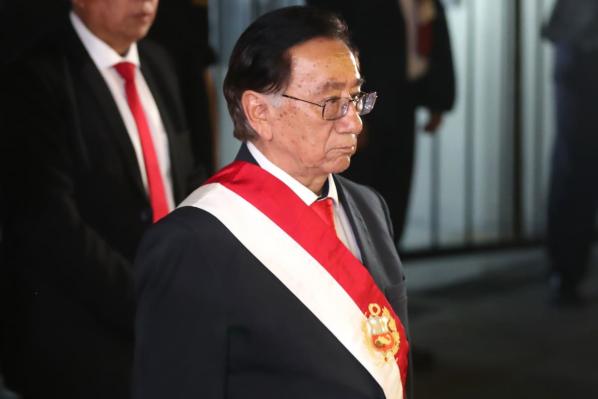 José María Balcázar asume la presidencia interina de Perú