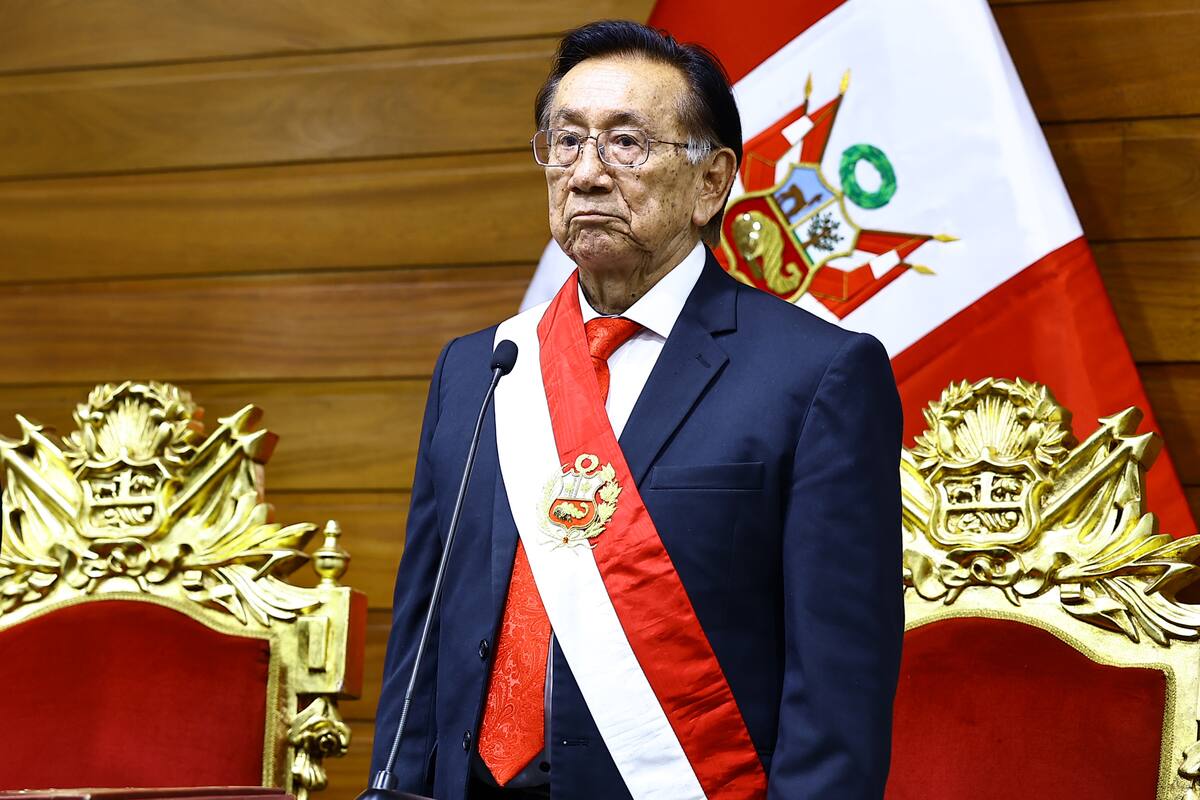 José María Balcázar con la banda presidencial tras ser elegido presidente interino de Perú.
Foto: Congreso de Perú
