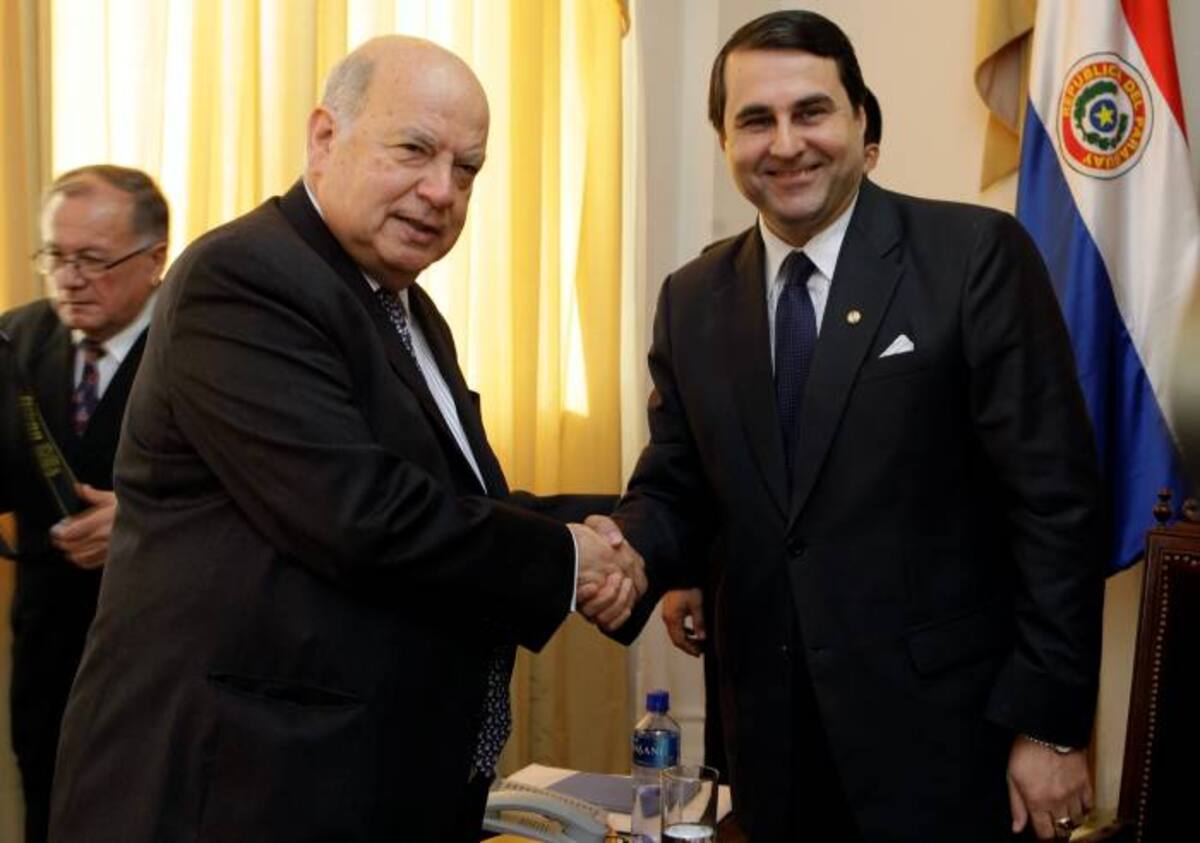 José Miguel Insulza fue recibido por el presidente de Paraguay, Federico Franco. AP