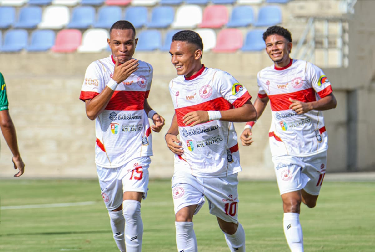 José Munive, Evaldo Pérez y Johan Brausin, celebran una de las anotaciones del seleccionado de Atlántico frente a Antioquia, por la final del Campeonato Nacional Sub-17 de Fútbol.//Cortesía.