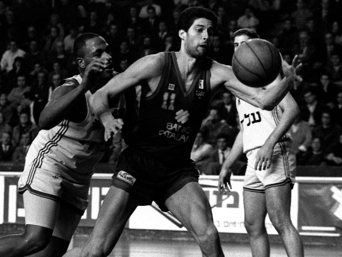 Fotografía de Carlos Montañes, en la que puede verse en una imagen de archivo del 10 de enero de 1991 al entonces jugador del Barcelona José 'Piculín' Ortíz. EFE