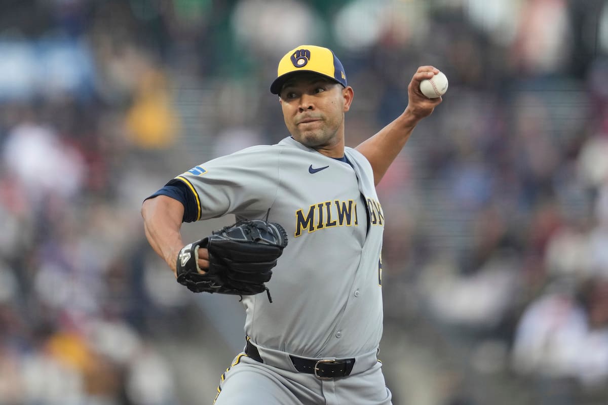 José Quintana, de los Cerveceros de Milwaukee, quiere regresar más fuerte en la postemporada. //AP