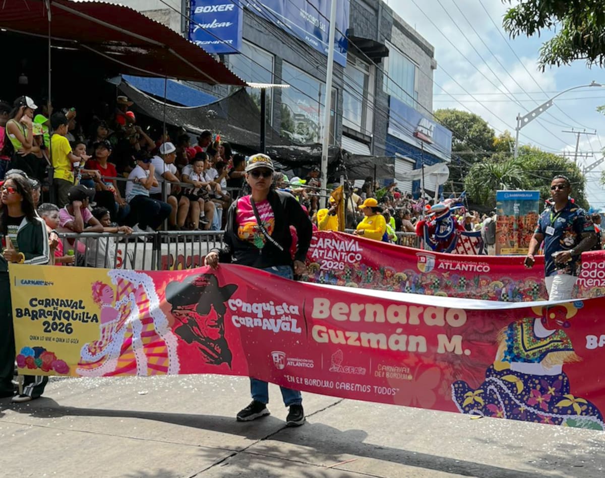 El desfile de este martes del Carnaval de La 44 fue un homenaje dedicado a Bernardo Guzmán, gestor cultural, folclorista y fundador de la cumbiamba El Gallo Giro.//Cortesía Carnaval de La 44.