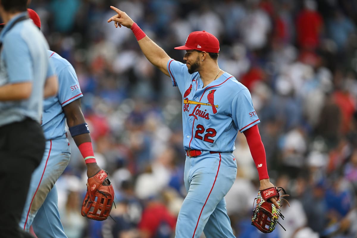 Joshua Báez (22), de los Cardenales de San Luis, celebra con los aficionados tras derrotar a los Cachorros de Chicago en un partido de béisbol en Chicago. //Foto, AP: Paul Beaty