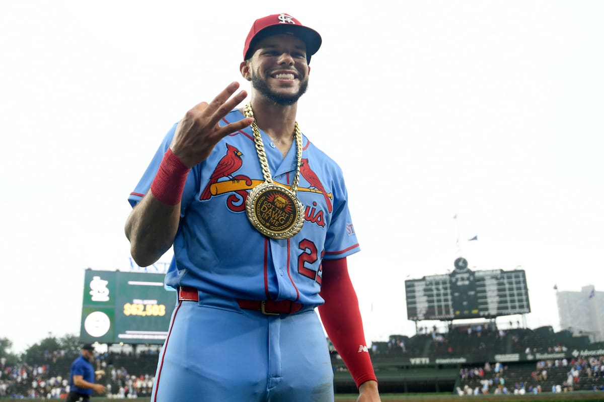 Joshua Báez, de los Cardenales de San Luis, posa tras establecer un récord de la MLB con tres jonrones en su debut en las Grandes Ligas. //Foto, AP: Paul Beaty