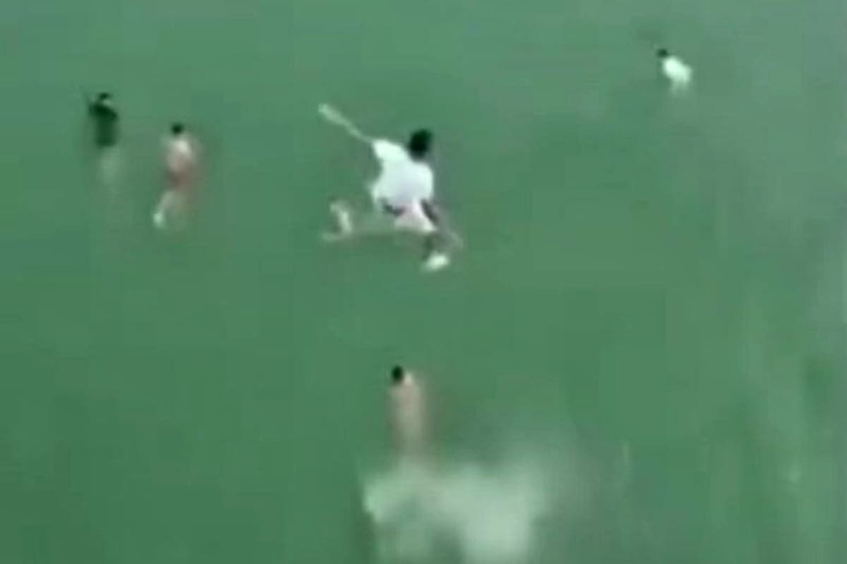 Video: Se tiró al agua, le cayó encima a otro bañista y le fracturó la columna