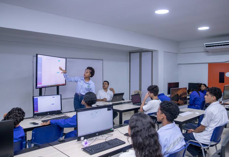 Jóvenes de Nelson Mandela se certifican en Software con apoyo de Tenaris y MinComercio
