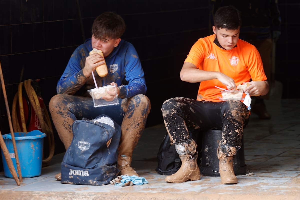 Niños jugando en medio de los desastres en Valencia se vuelven virales