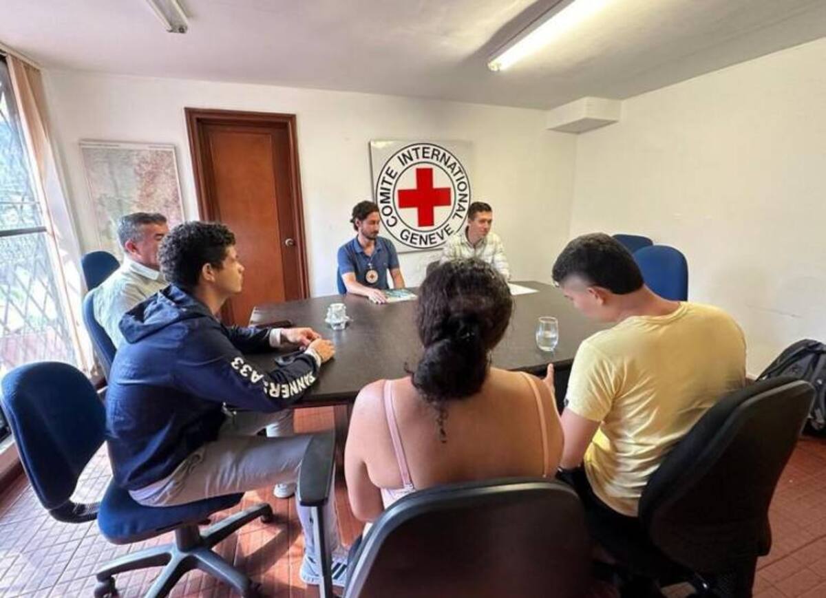 El Comité Internacional de la Cruz Roja (CICR) durante el restablecimiento de los derechos de los jovenes. // Foto: Colprensa