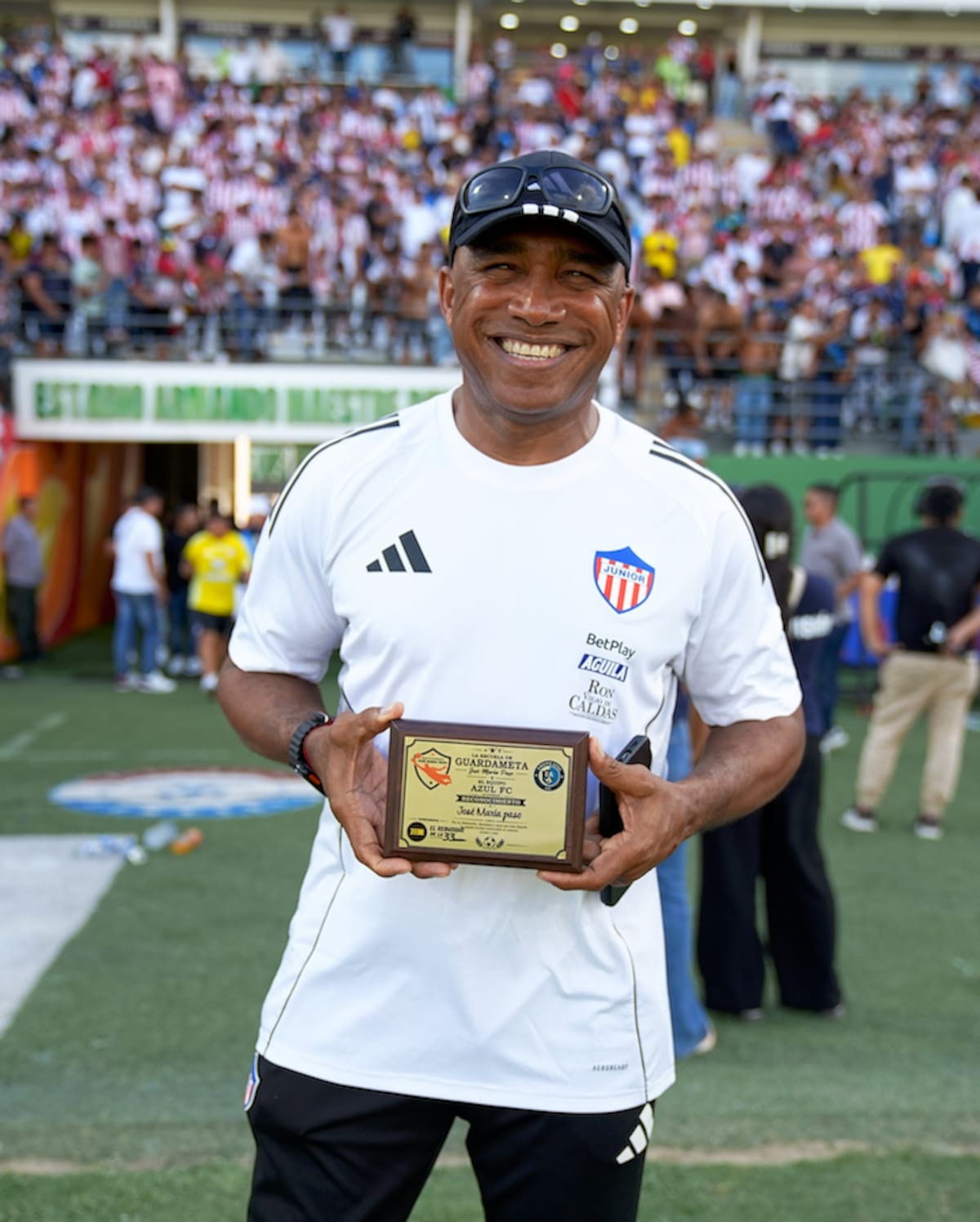 José María Pazo, entrenador de arqueros del equipo tiburón, fue homenajeado este sábado antes del encuentro amistoso entre Equipo Azul de Valledupar y Junior de Barranquilla.//Cortesía @JuniorClubSA.