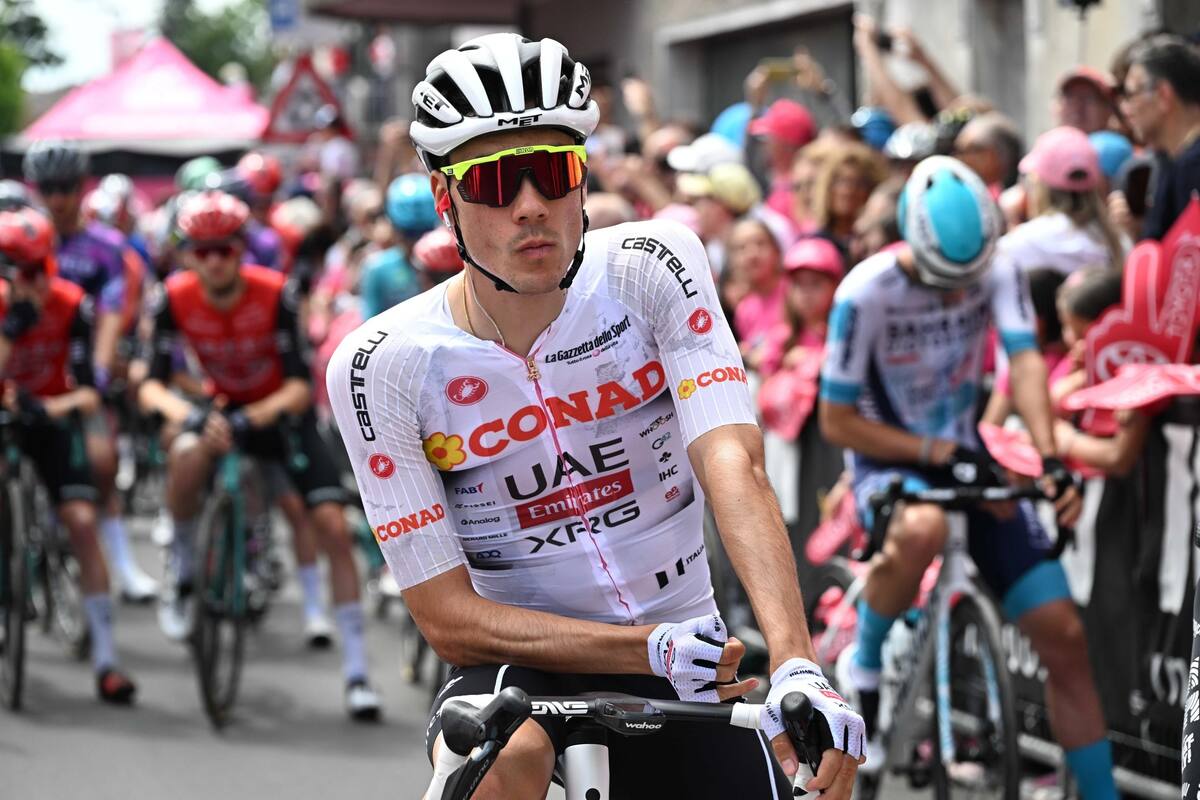 El ciclista español Juan Ayuso, que ha abandonado el Giro en la decimoctava etapa. //EFE