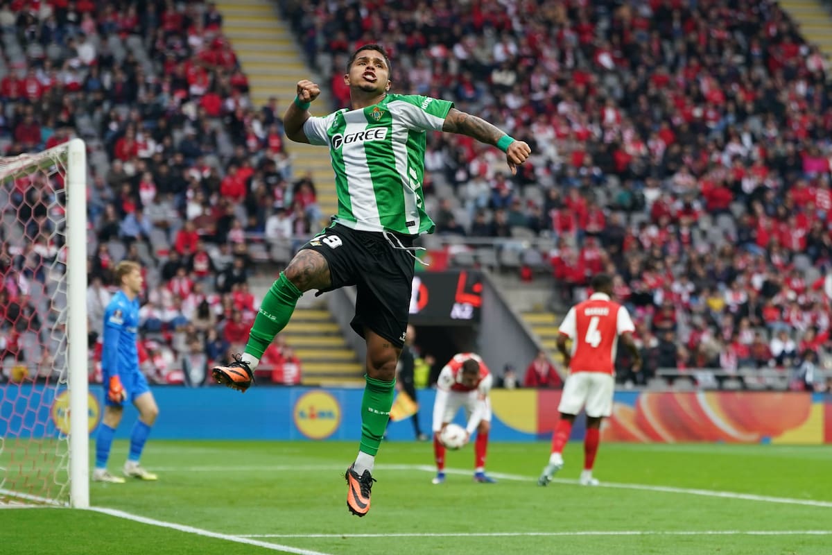 ‘Cucho’ Hernández marcó gol y mantiene con vida a Real Betis en Europa League