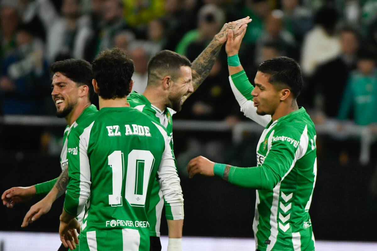 Video: ‘Cucho’ Hernández metió gol en la paliza de Real Betis por Europa League