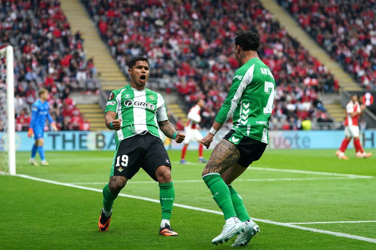 Juan Camilo 'Cucho' Hernández anotó para Real Betis por la vía penal. //Foto, EFE: HUGO DELGADO