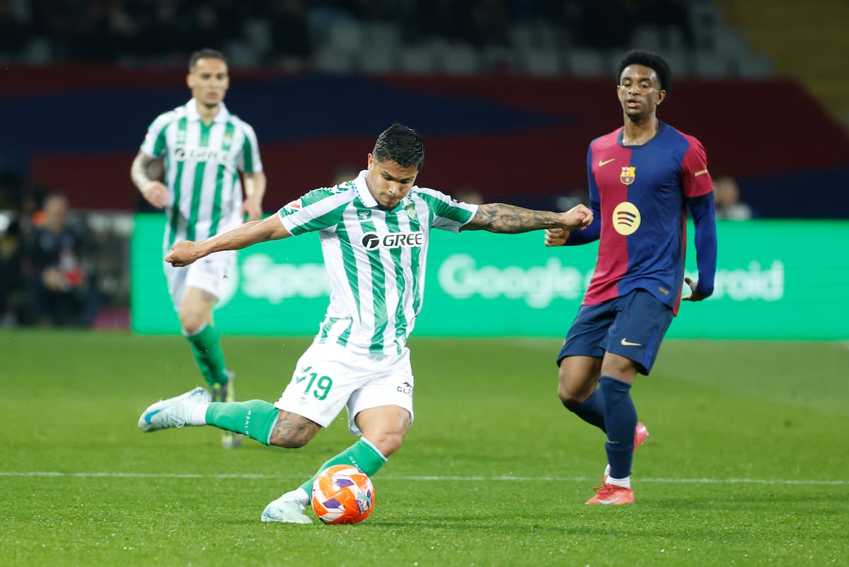 El delantero colombiano del Betis Juan Camilo 'Cucho' Hernández (c) en un partido contra Barcelona en LaLiga. //EFE