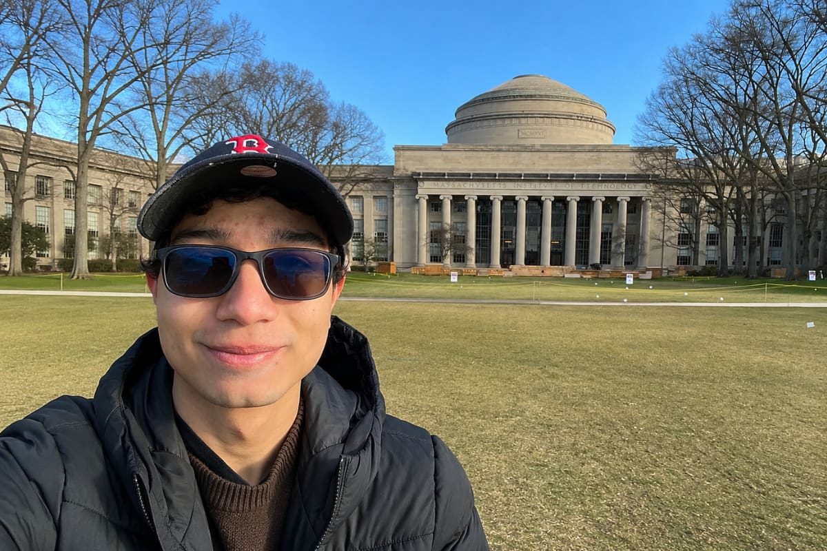 Juan Camilo Paternina Ramos, el joven de Cartagena que logró entrar al prestigioso Instituto de Tecnología de Massachusetts (al fondo). // Foto: cortesía de Juan C. Paternina. // Retocada con IA.