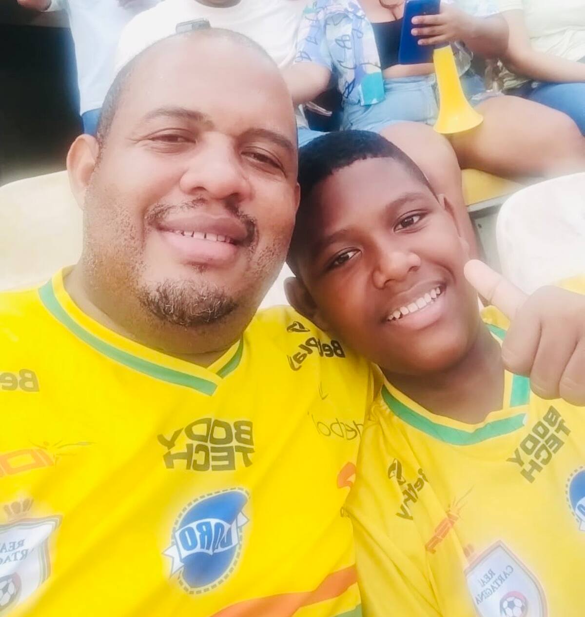 Juan Carlos Pájaro siempre va con su hijo al estadio a apoyar al Real Cartagena. //CORTESÍA