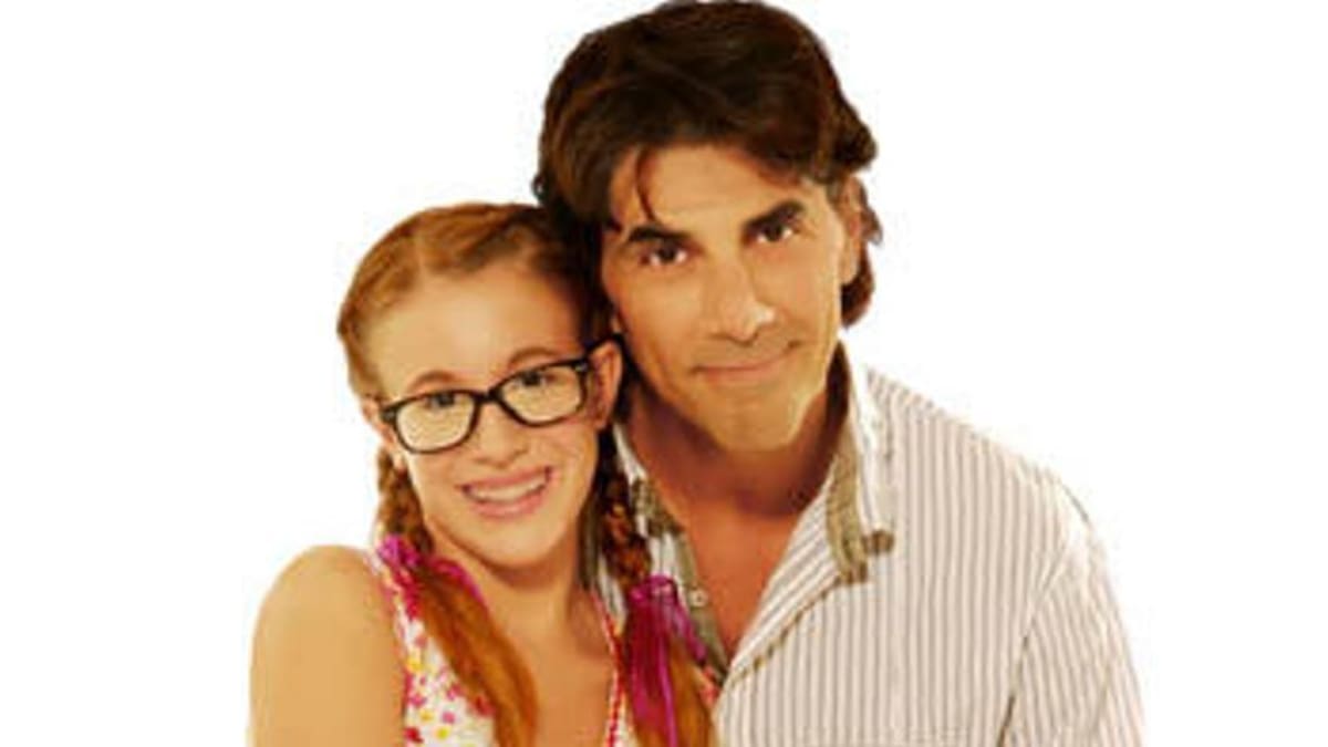 Juan Darthés junto a la actriz que interpretó a Patito Feo. //Foto: tomada de internet.