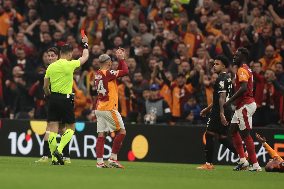 Le llueven críticas a Juan Cabal por expulsión en Champions con Juventus