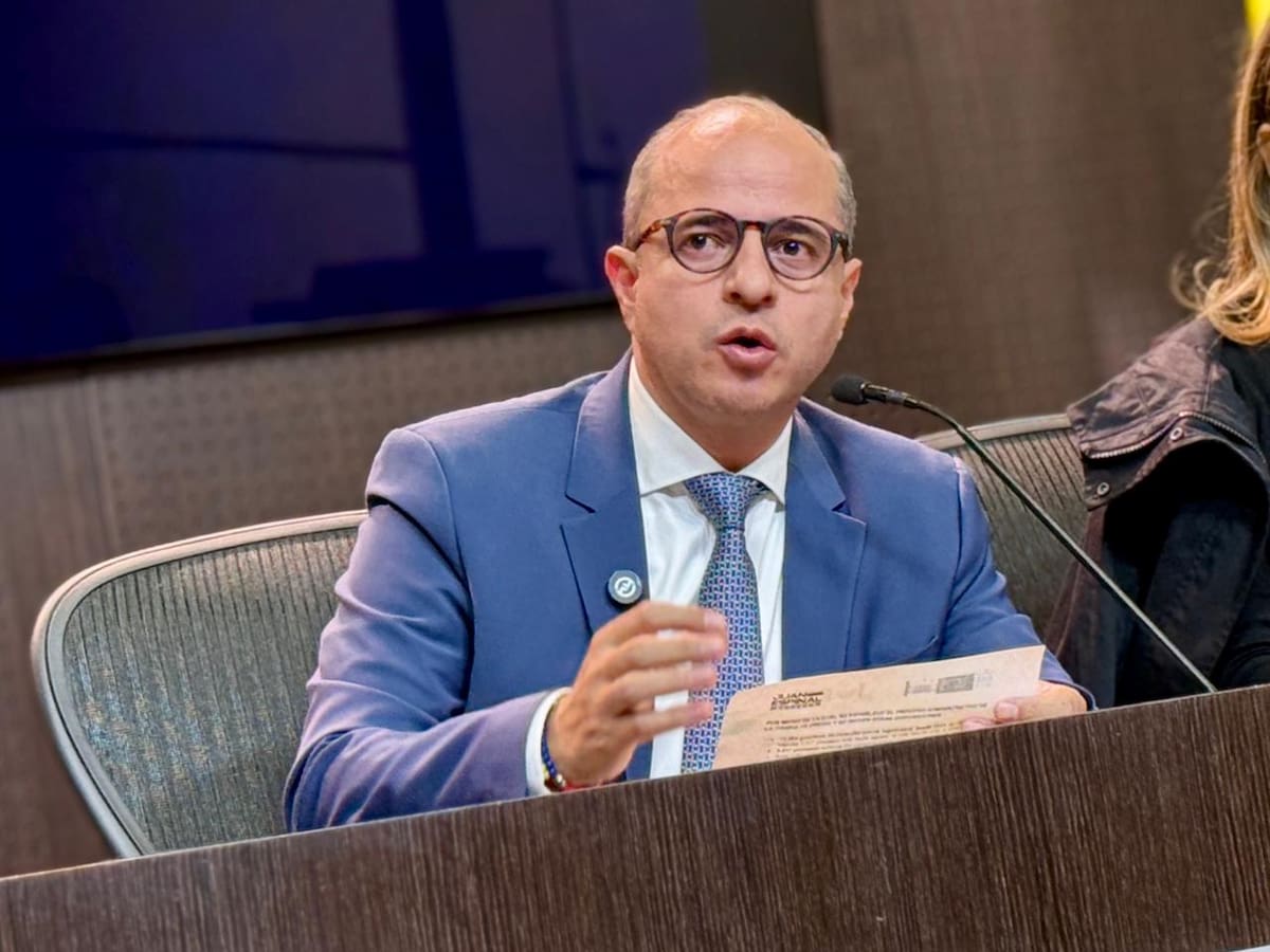 El senador Juan Espinal con más de 20 congresistas de diferentes partidos, radicó un proyecto de ley que busca reglamentar la consulta previa y fortalecer las garantías para las comunidades. // Foto: Cortesía - Juan Espinal.
