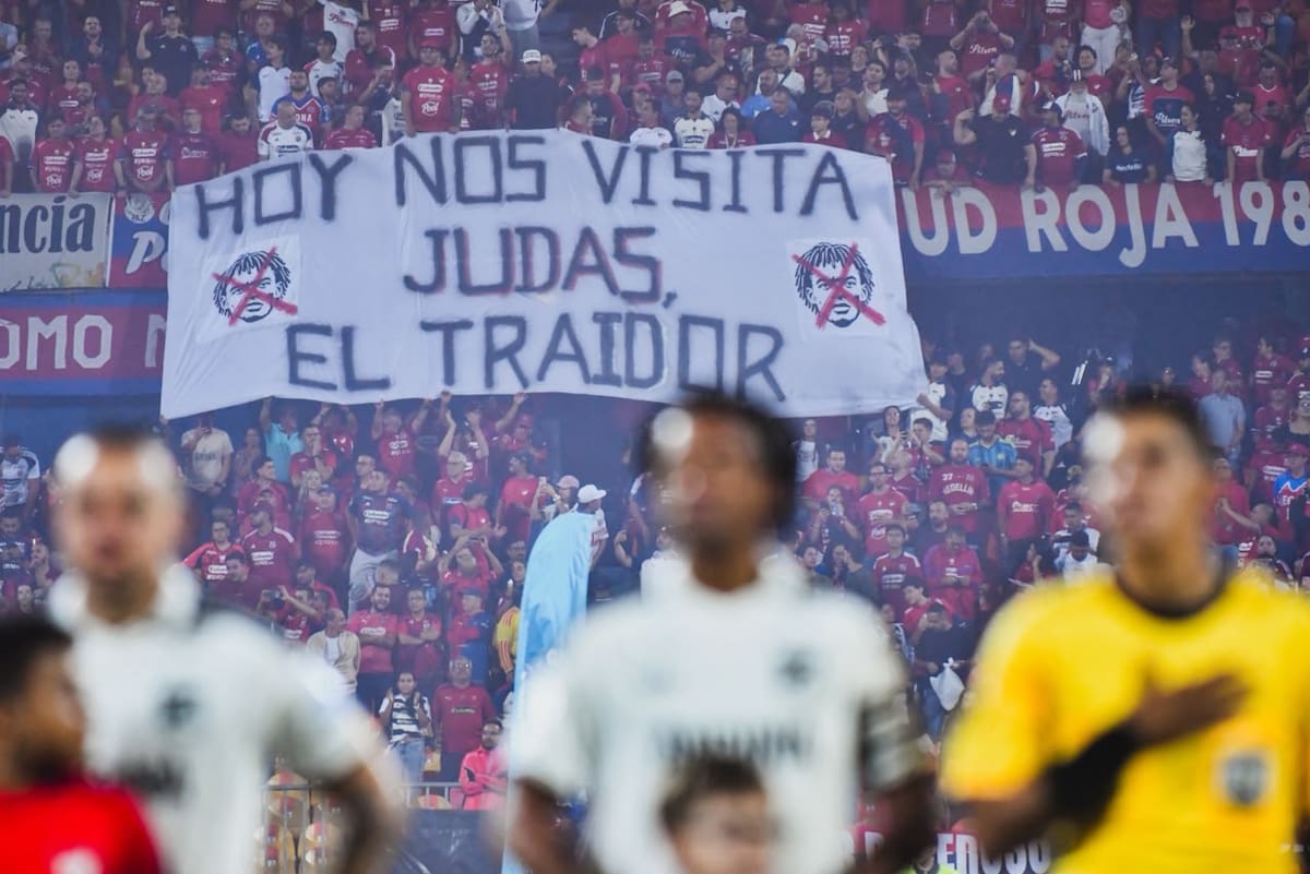 Juan Guillermo Cuadrado fue recibido de forma hostil en el duelo entre Independiente Medellín y Millonarios en el Atanasio Girardot. //Foto: David Jaramillo - Colprensa.