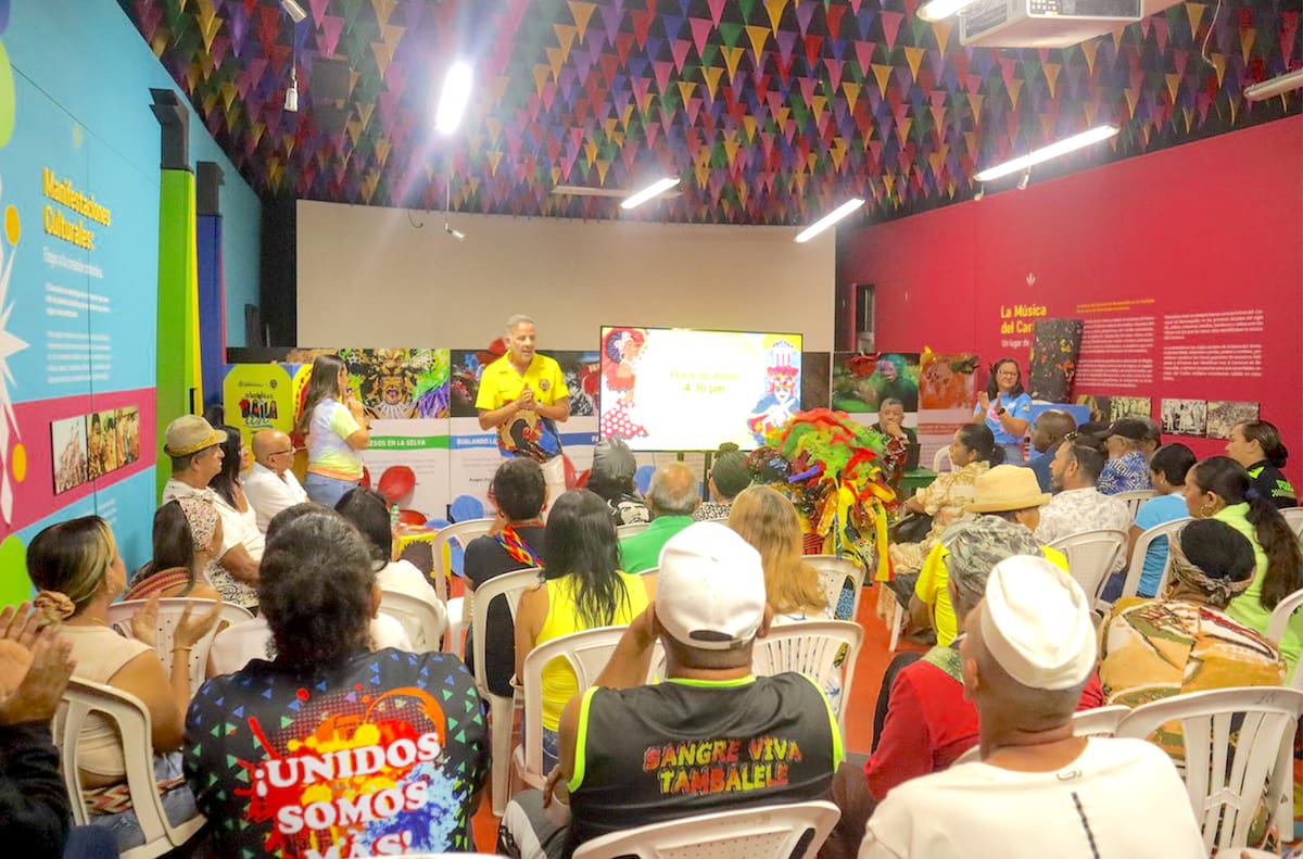 Reunión de Juan José Jaramillo con los hacedores donde se acordó que La Guacherna del Carnaval de Barranquilla 2025 será el sábado 22 de febrero a las 4:30 de la tarde.//Cortesía.