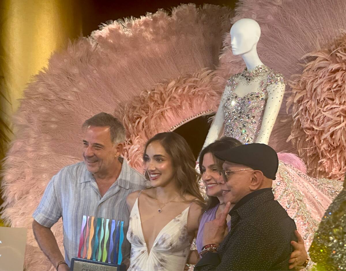 Juan José Jaramillo, Melissa Cure Villa, Katia Lule y Alfredo Barraza, posan junto al vestido ‘Solsticio de Luna de Carnaval’, que la reina lució la noche de coronación en el año 2024.//Juan M. Cantillo-El Universal.