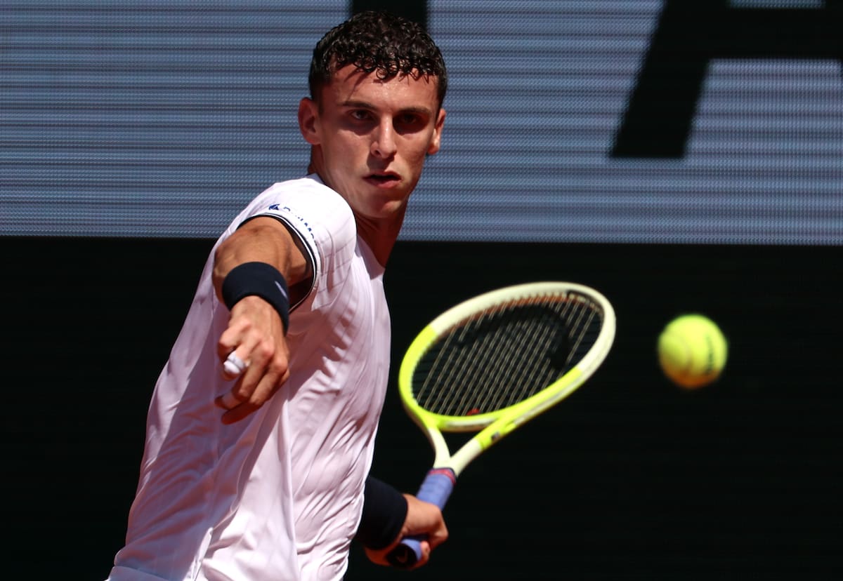 Juan Manuel Cerundolo dio la sorpresa en Roland Garros y eliminó a Jannik Sinner. //Foto, EFE: MOHAMMED BADRA