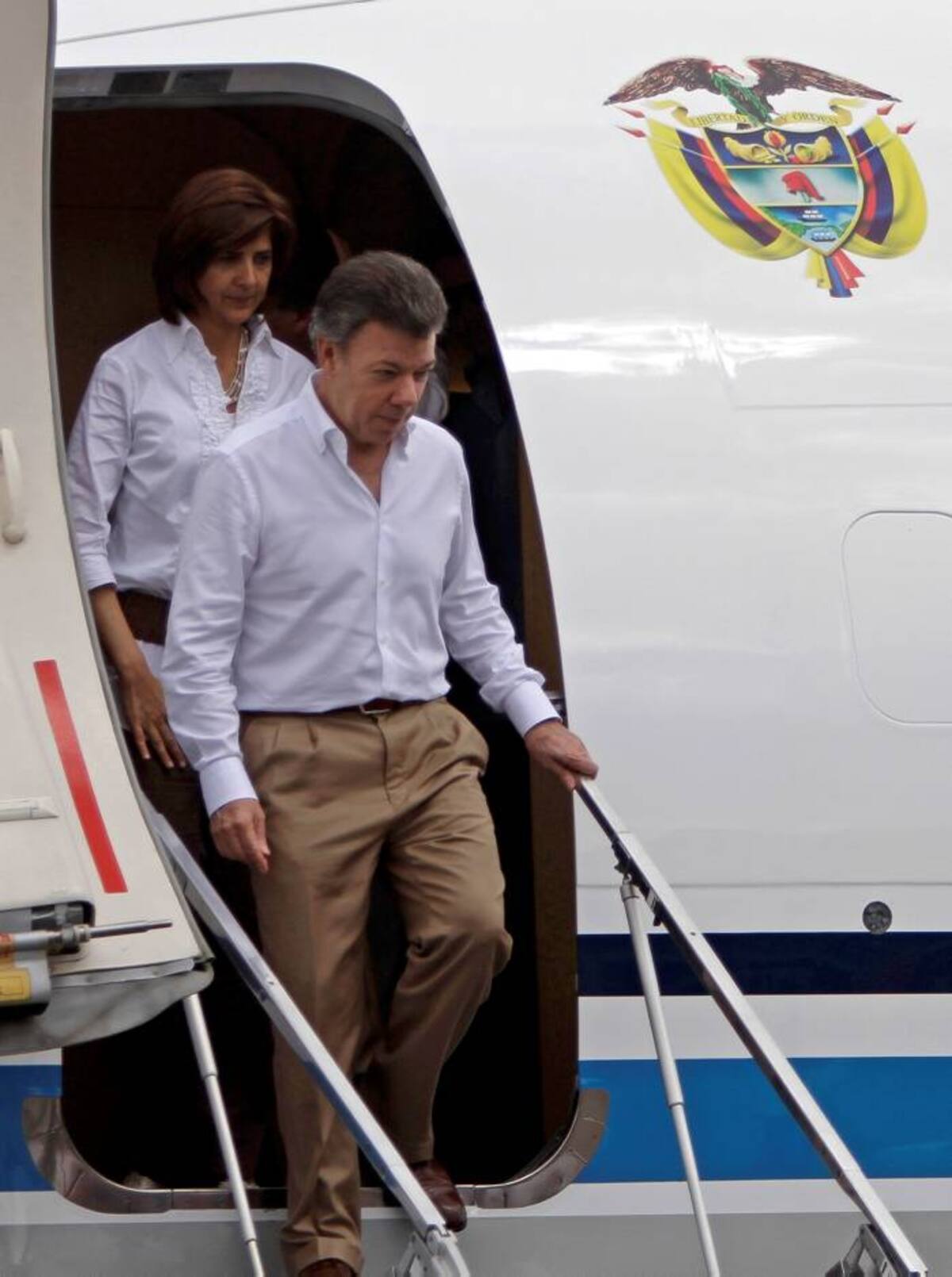 El presidente Juan Manuel Santos llegó acompañado por su canciller, María Ángela Holguín. AFP