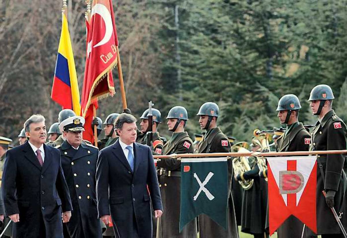 El presidente de Colombia, Juan Manuel Santos (der.) y el presidente de Turquía, Abdullah Gul (izq.) en la guardia de honor en el palacio presidencial Cankaya en Ankara, Turquía. AP Burhan Ozbilici