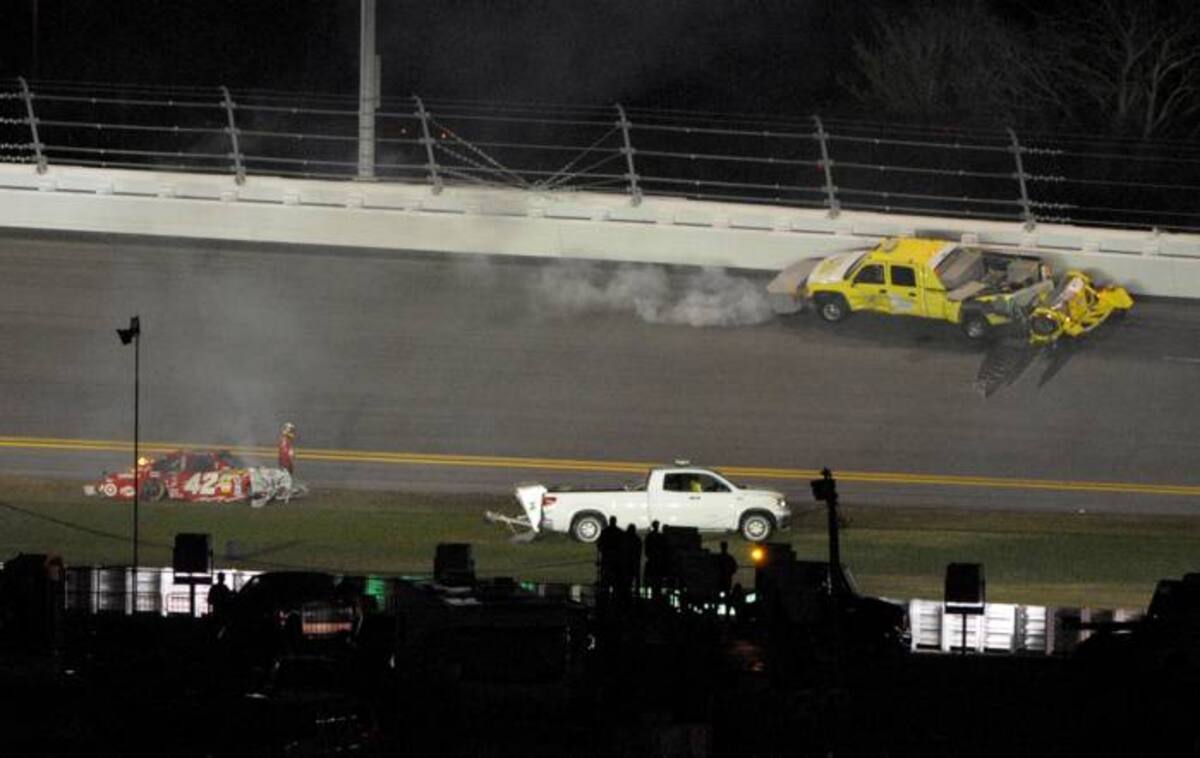 Personal del grupo de seguridad trata de apagar un incendio de un secador de ráfagas de chorro en llamas después de ser golpeado por Juan Pablo Montoya, piloto del auto Chevrolet No. 42 Target, durante la Copa Sprint de NASCAR Daytona 500. AP Phelan M. Ebenhack