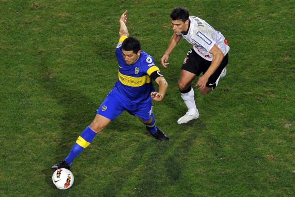 Juan Román Riquelme fue neutralizado durante todo el partido y no pudo desplegar su fútbol. AFP NELSON ALMEIDA
