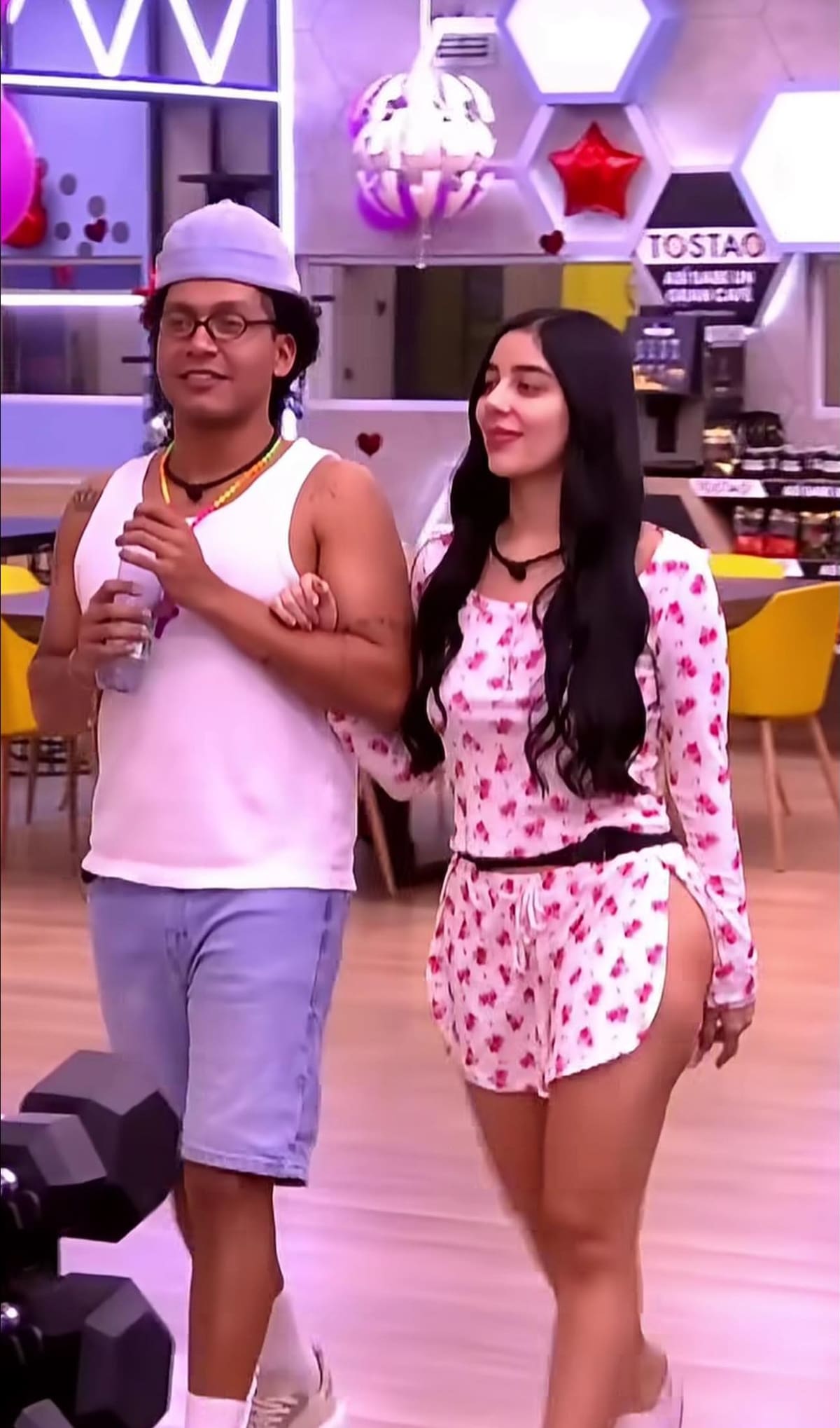 Juanda Caribe y Mariana se han visto muy cercanos en La casa de los famosos. //Captura de pantalla.