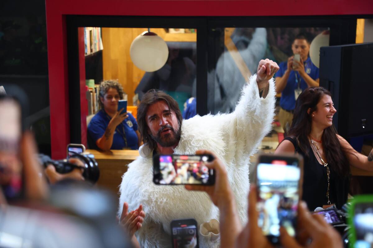 Disfrazado de oso polar, Juanes cantó en el metro y nadie lo reconoció