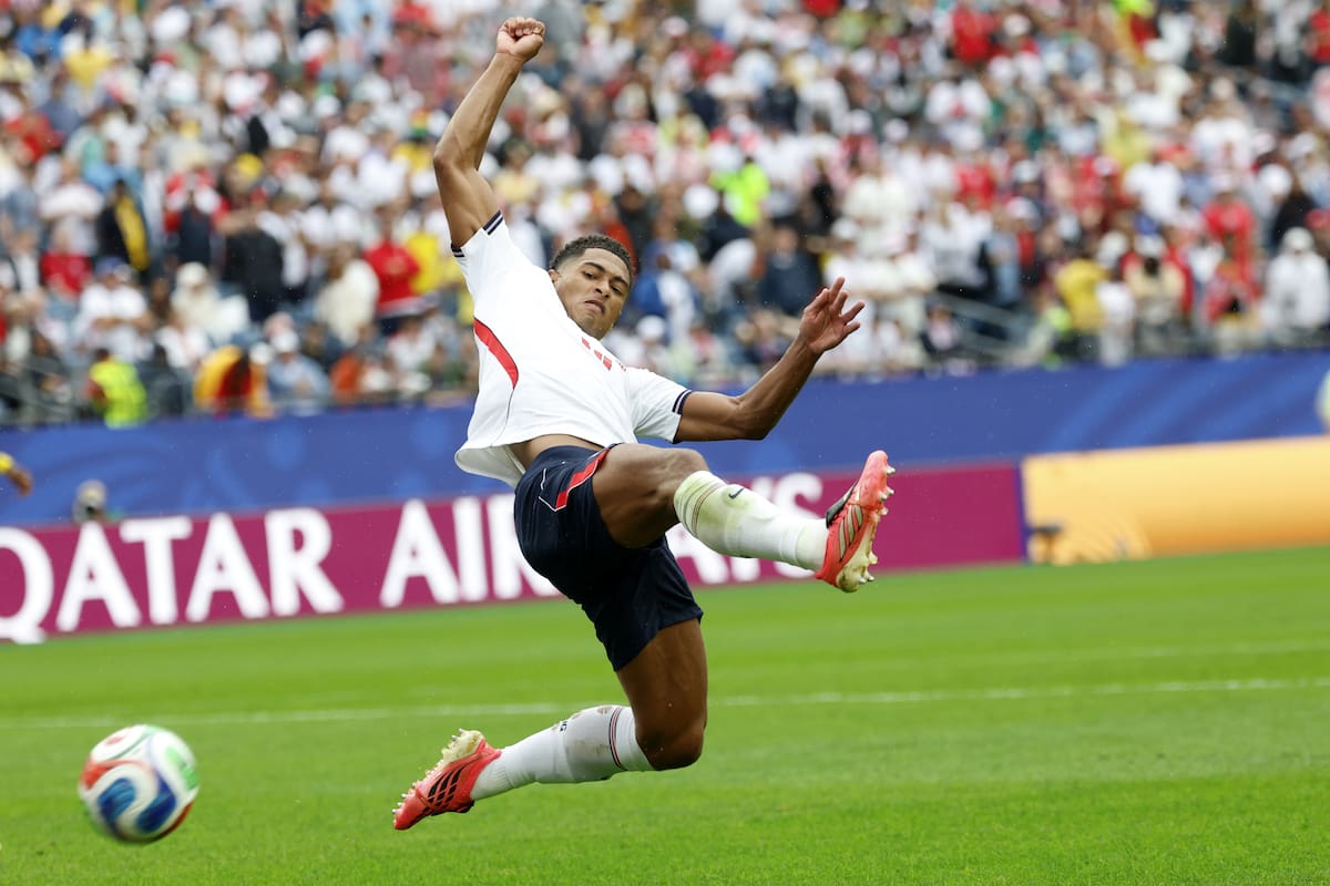 Jude Bellingham, volante de la Selección de Inglaterra, disputa una pelota en medio del partido contra Ghana en el Mundial. // Foto: EFE/EPA/GREG M. COOPER