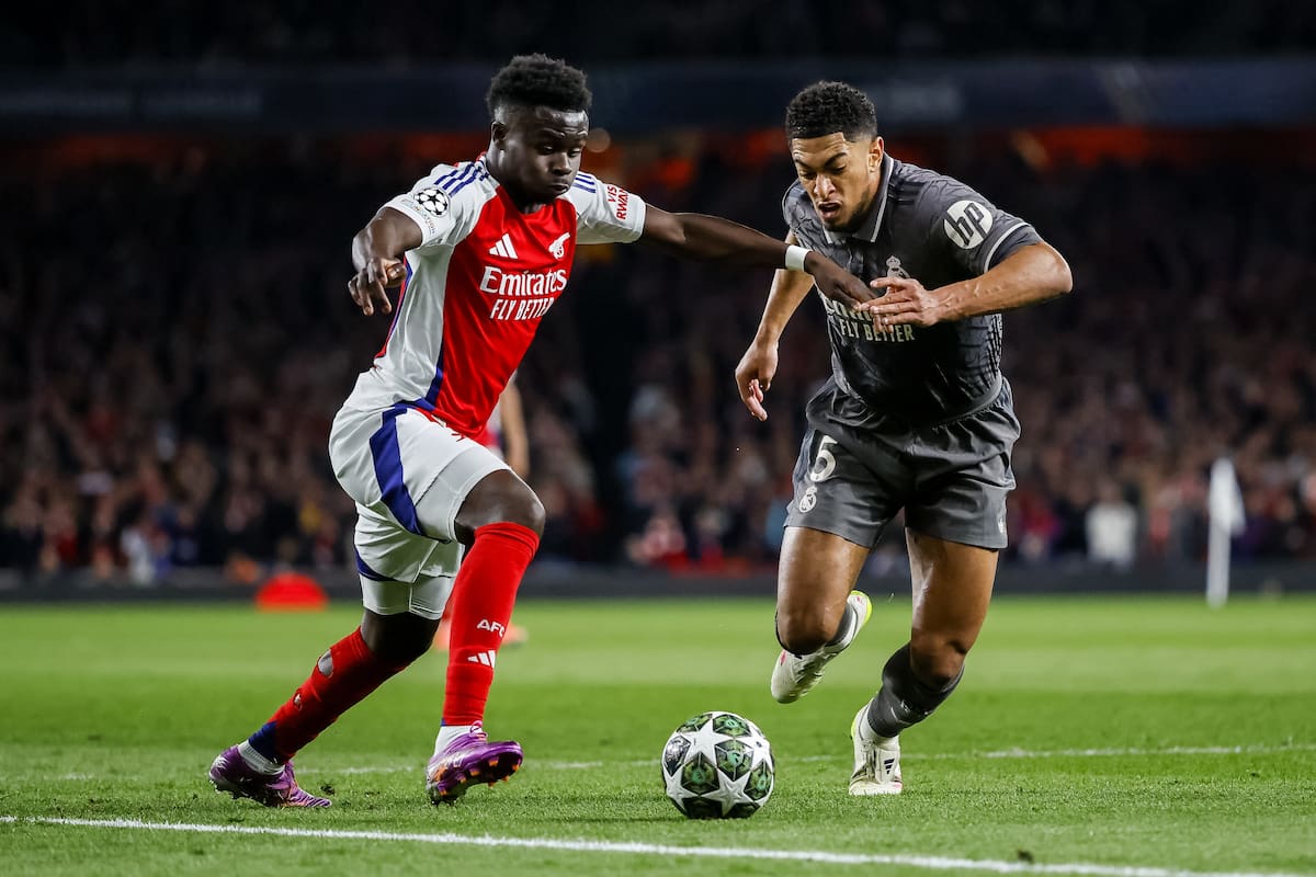 Bukayo Saka del Arsenal (izq.) en acción contra Jude Bellingham del Real Madrid (der.) durante la UEFA Champions League. //EFE