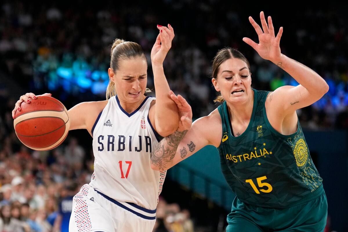 Jovana Nogic, de Serbia, transporta el balón ante la marca de Cayla George, de Australia, durante el juego del miércoles.