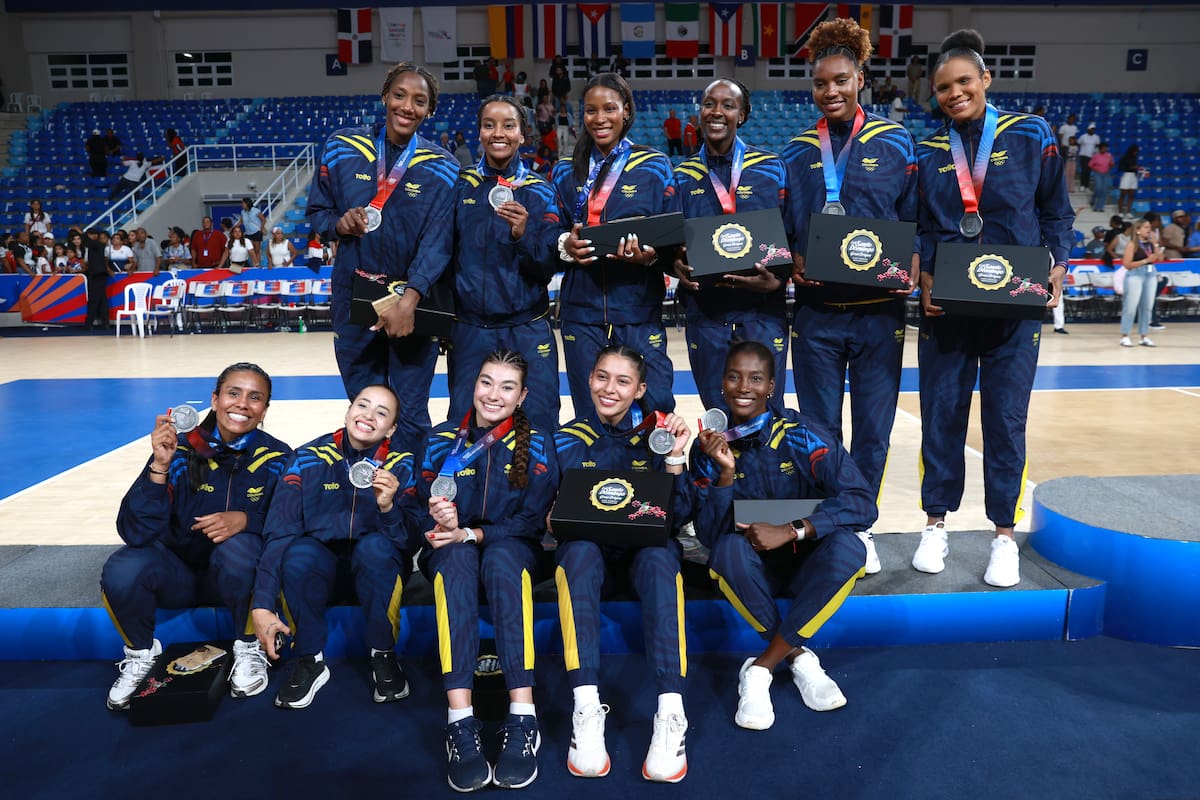 Jugadoras de Colombia posan en el podio al obtener la medalla de plata en Voleibol en los XXV Juegos Centroamericanos y del Caribe Santo Domingo 2026. //Foto, EFE: Orlando Barría