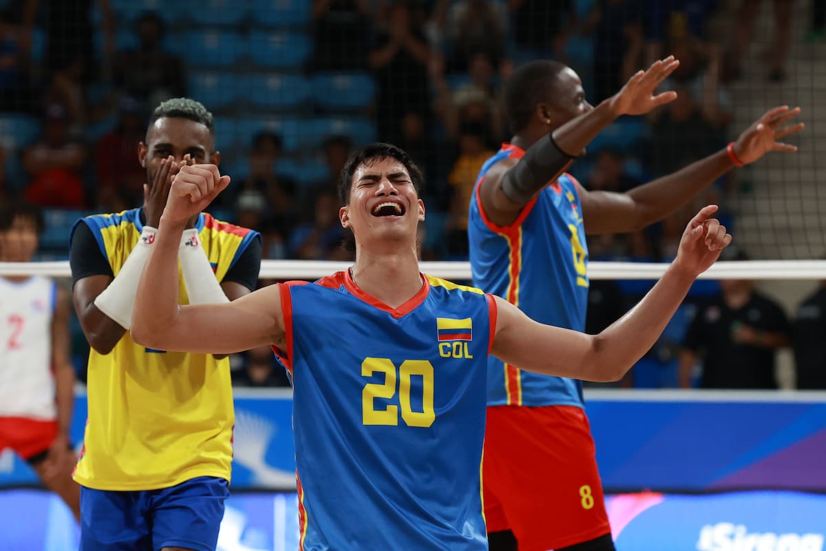 Juan Benavides (c) de Colombia celebra luego de conseguir la medalla de oro en voleibol masculino ante Puerto Rico durante los XXV Juegos Centroamericanos y del Caribe Santo Domingo 2026. //Foto, EFE: Orlando Barría