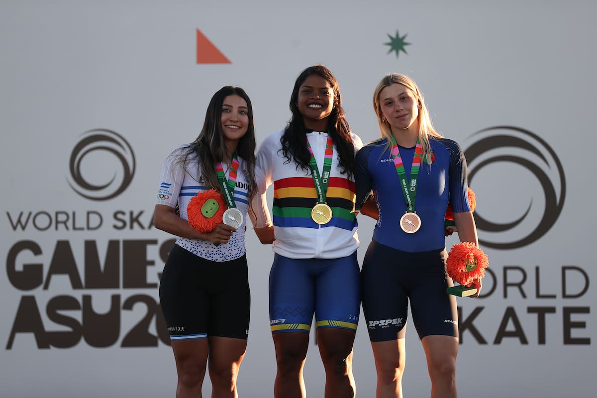 Geiny Pájaro (c) de Colombia, oro, Ivonne Nochez (i) de El Salvador, plata, y Asia Negri de Italia, bronce, posan en el podio de 100 Metros Sprint Senior Femenino durante los Juegos Mundiales de Patinaje 2026. //Foto, EFE: Juan Pablo Pino