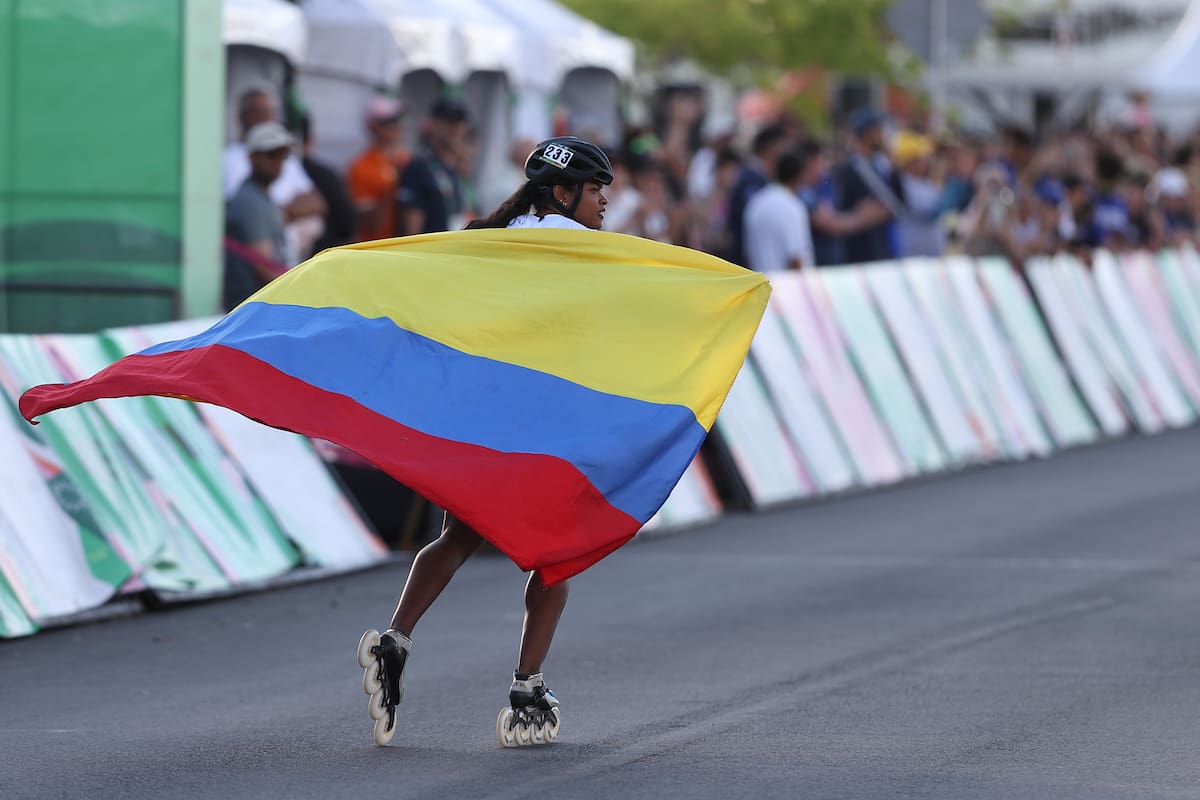 Geiny Pájaro celebra al ganar la medalla de oro en la prueba de 100 Metros Sprint Senior Femenino durante los Juegos Mundiales de Patinaje 2026. //Foto, EFE: Juan Pablo Pino