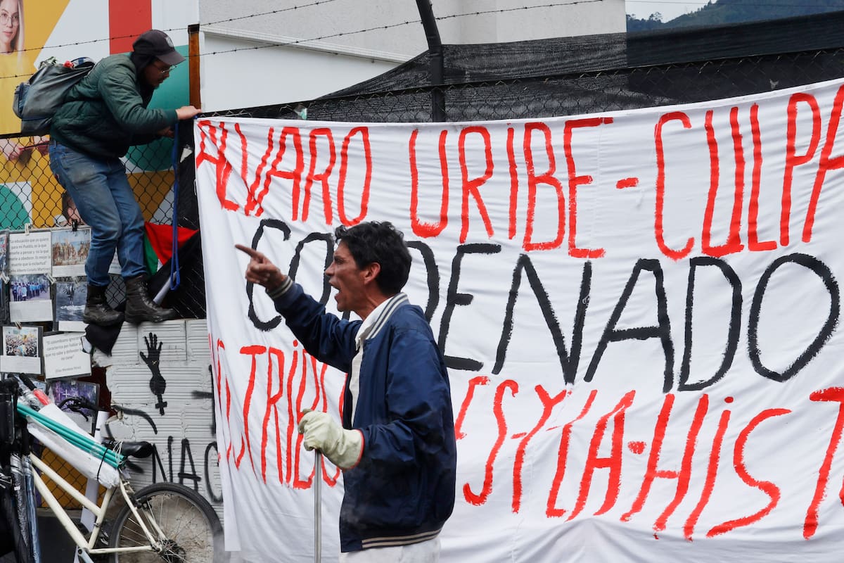 Plantón contra el expresidente Álvaro Uribe este viernes, frente al Complejo Judicial de Paloquemao en Bogotá. // Foto: EFE/ Mauricio Dueñas
