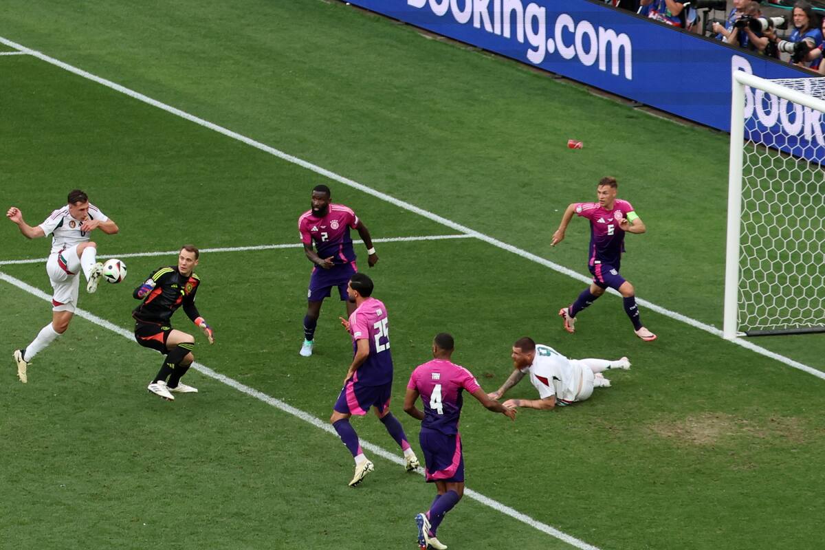 Willi Orban de Hungría (i) en acción durante el partido de fútbol del Grupo A de la UEFA EURO 2024 entre Alemania y Hungría, en Stuttgart, Alemania, el 19 de junio de 2024. //EFE