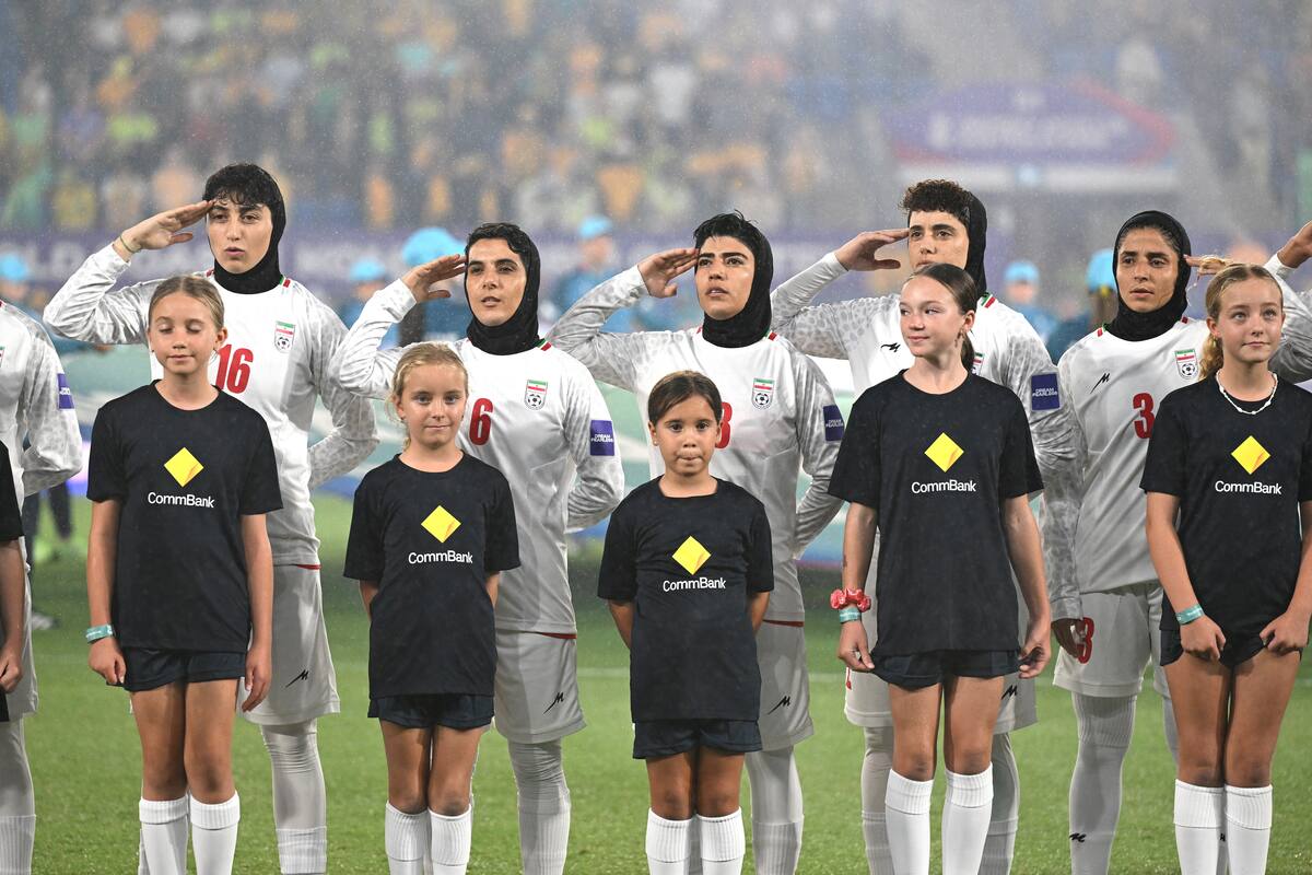 Jugadoras de la selección de Irán antes del partido de Copa Asia frente a Australia, el pasado 5 de marzo. //Foto, EFE: DAVE HUNT