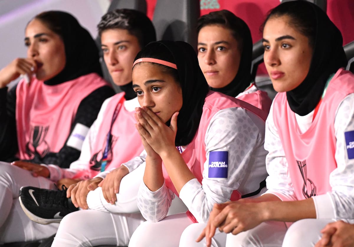 Las jugadoras de la selección iraní de fútbol observan el partido de la Copa Asia entre Corea del Sur e Irán en Australia, el pasado 2 de marzo. //Foto, EFE: Dave Hunt