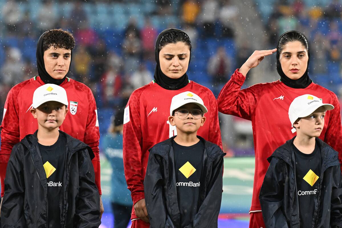 Jugadores de la selección femenina de Irán previo al partido contra Filipinas en la Copa Asia. //Foto, AP: Dave Hunt/AAP