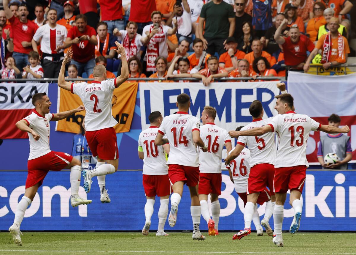 Adam Buksa de Polonia (C) celebra con sus compañeros de equipo después de marcar el gol inicial de 1-0 durante el partido del grupo D de la UEFA EURO 2024 entre Polonia y Holanda, en Hamburgo, Alemania, 16 de junio 2024. //EFE