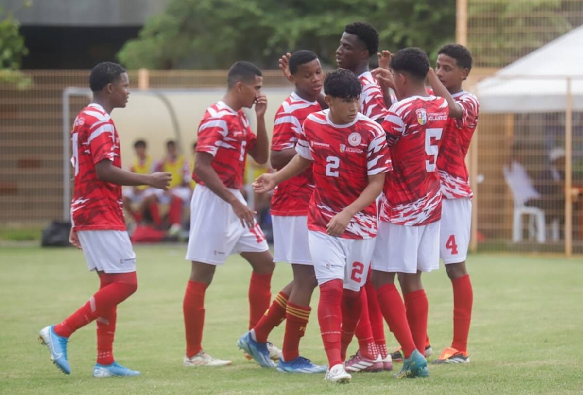 Jugadores del seleccionado sub-15 de fútbol del Atlántico festejan la victoria 2-1 ante Bolívar por el zonal clasificatorio a los Juegos Nacionales de la Juventud.