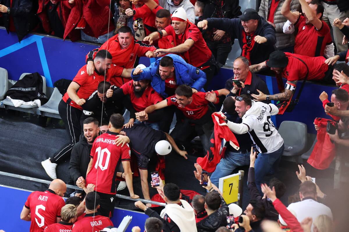 Nedim Bajrami (i) de Albania celebra el gol 0-1 con los seguidores de Albania durante el partido de fútbol del grupo B de la UEFA EURO 2024 entre Italia y Albania, en Dortmund, Alemania, el 15 de junio de 2024. //EFE